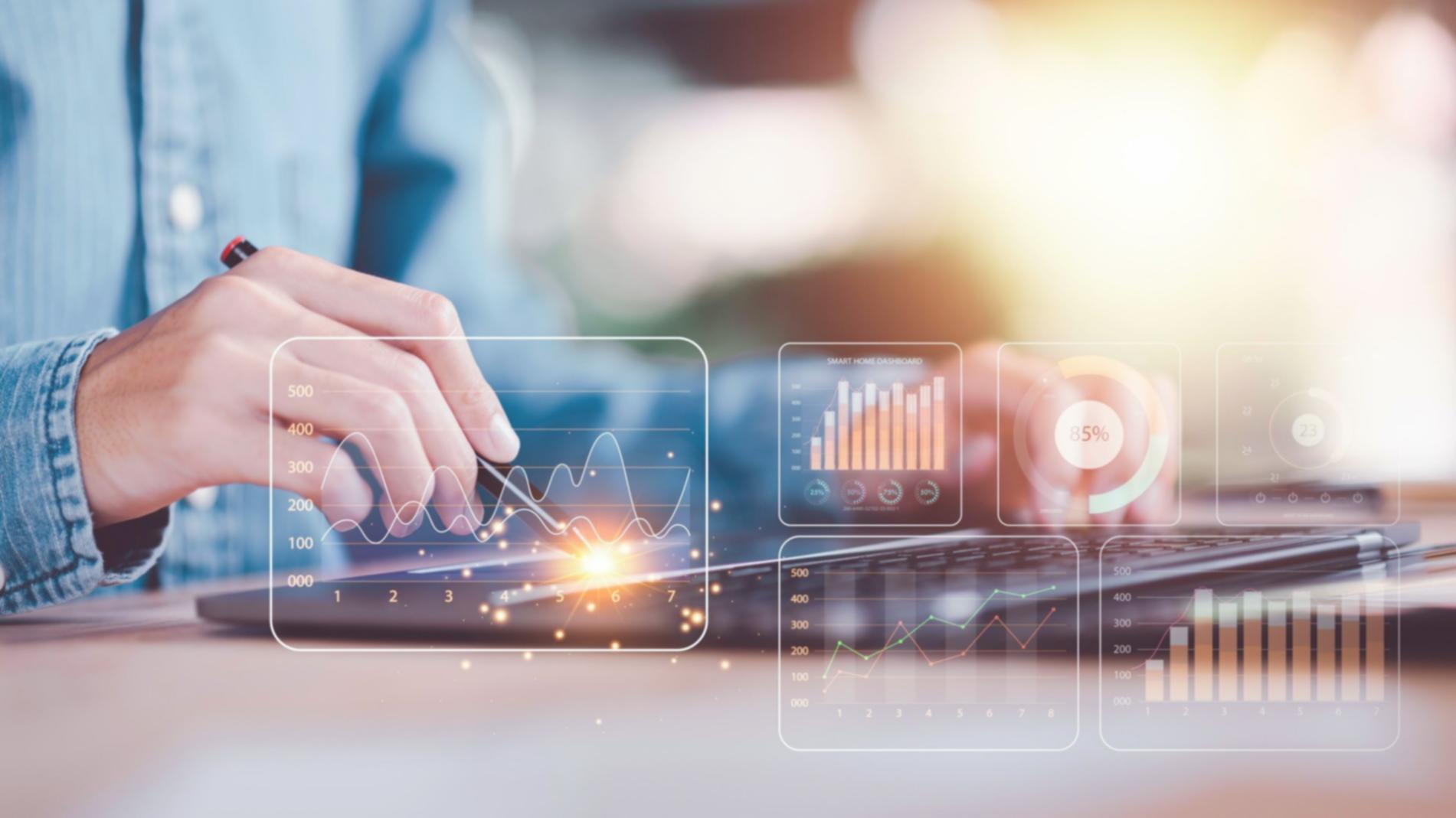 Apprenant analysant des données SEO sur un tableau de bord