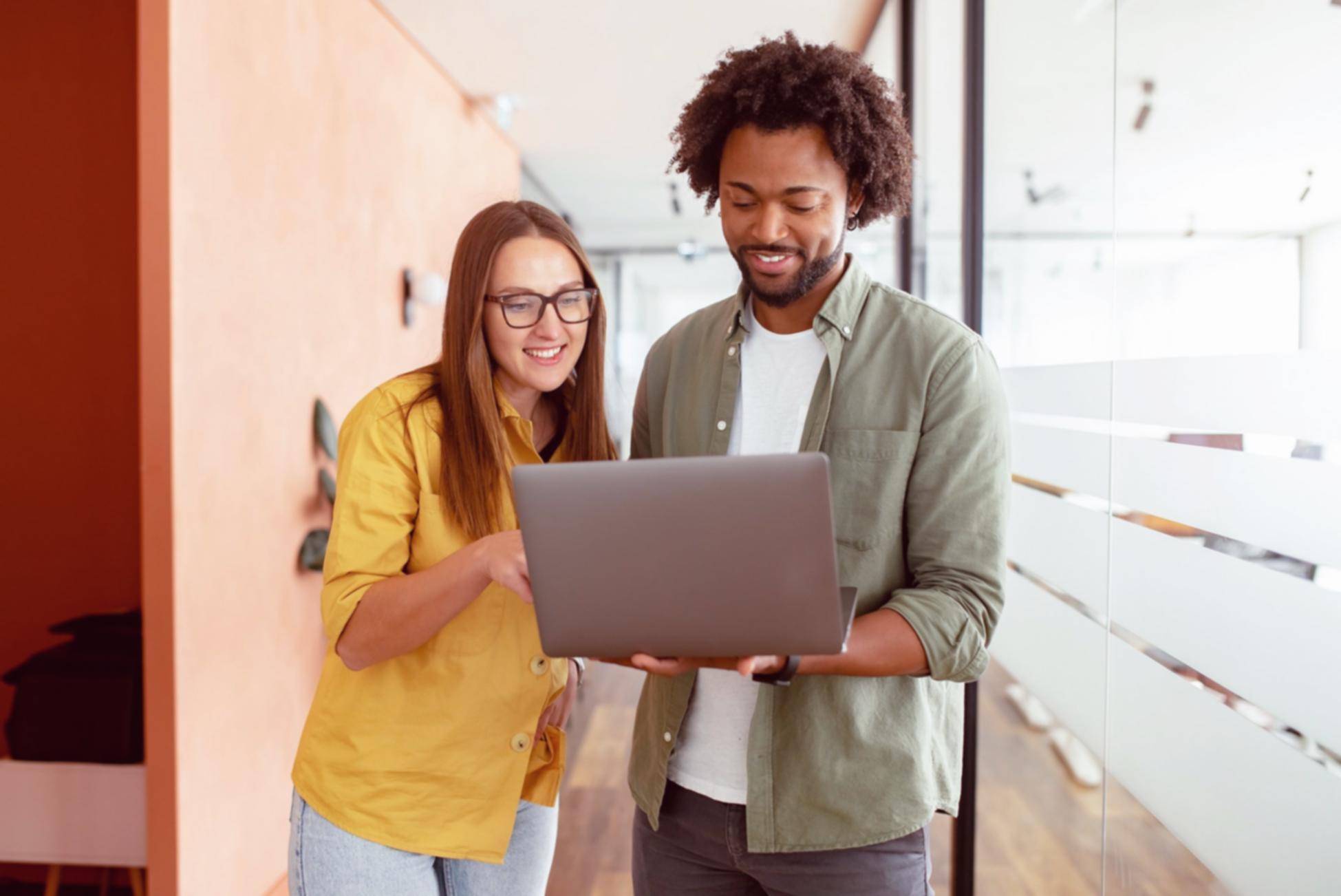 Participant qui analyse les résultats d'une stratégie de référencement naturel